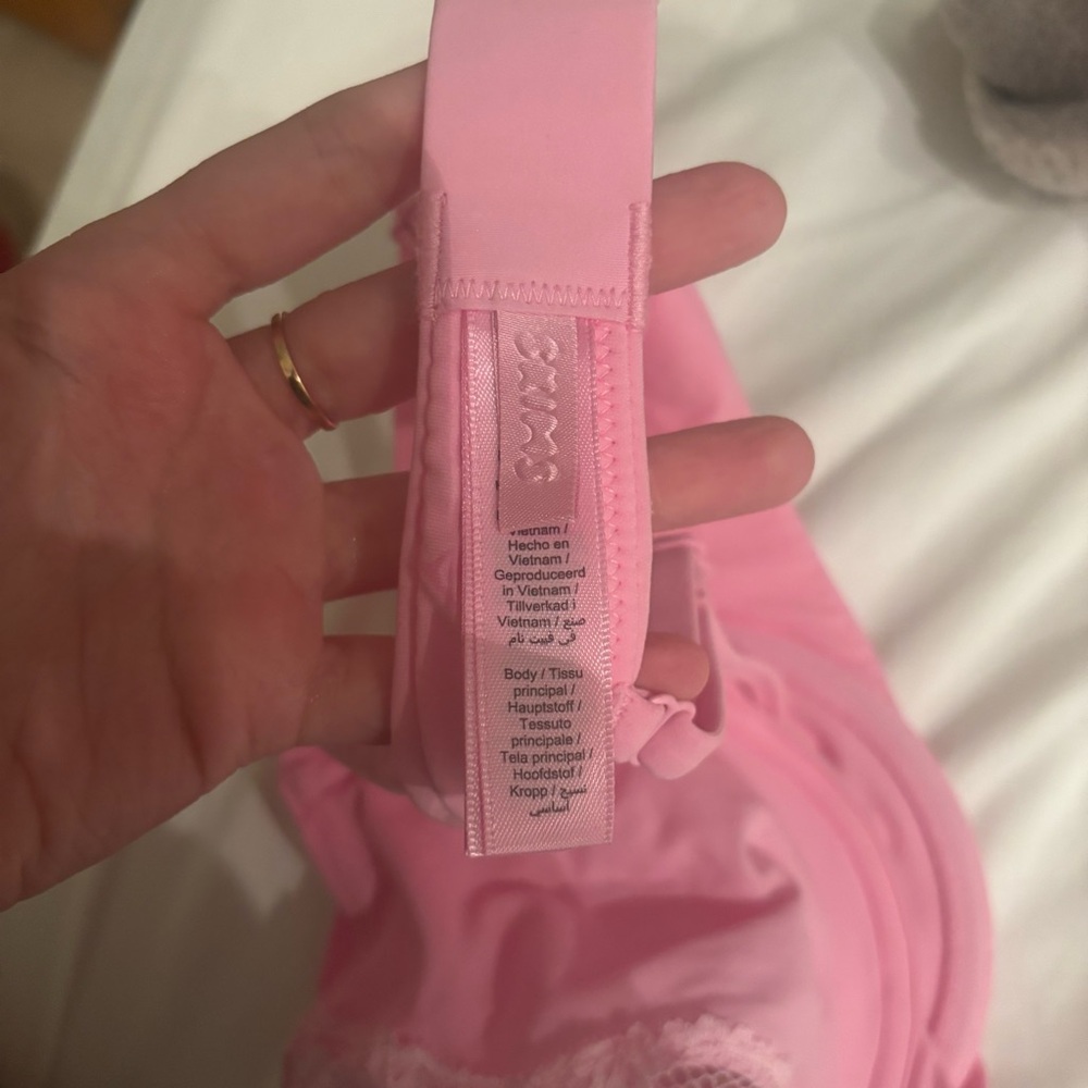 SKIMS Fits Everybody Pink Lace Bra - Picture 7 of 9